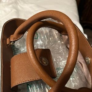 Michael Kors lady’s bag. Color brown. Size L 13”, Wide 5”, High 9”